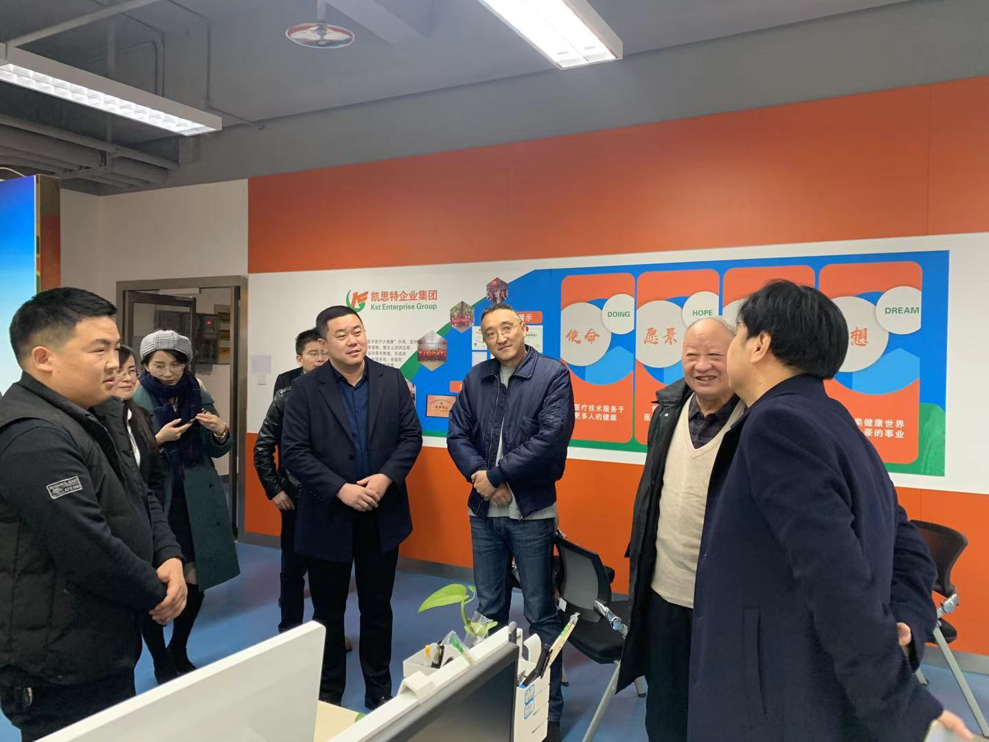 原陜西省衛(wèi)生廳副廳長(zhǎng)、保健學(xué)會(huì)會(huì)長(zhǎng)、一行人蒞臨陜西凱思特集團(tuán)指導(dǎo)！